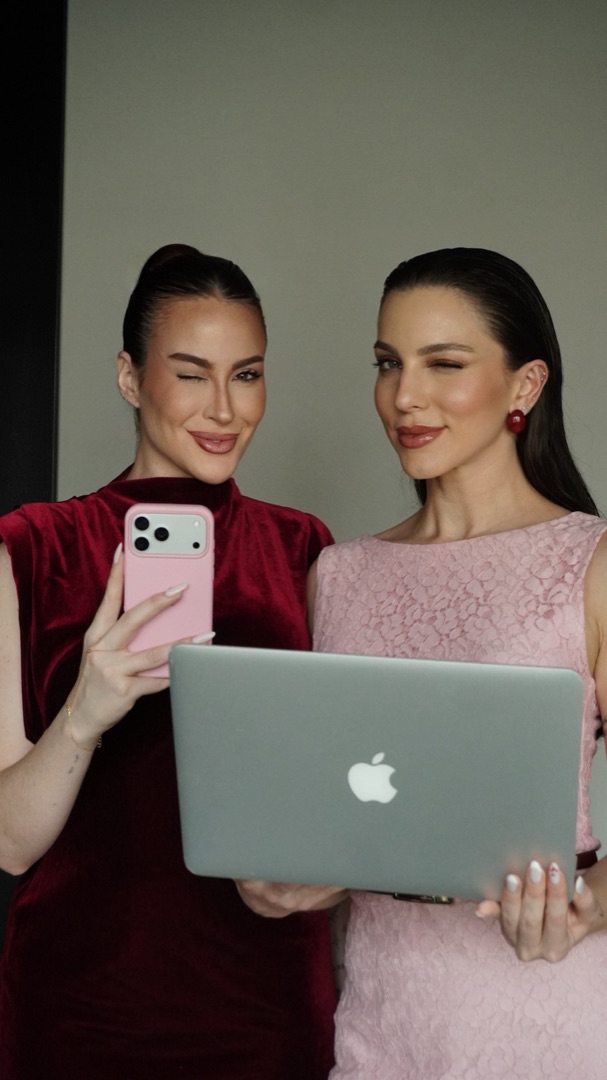 Ana Clara e Sharon nos bastidores do clube